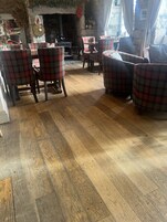 供应午餐和晚餐