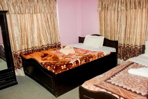 Deluxe Room | Desk, rollaway beds, free WiFi