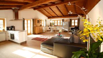 Design Apartment, 2 Bedrooms (LM4) | Living room | Flat-screen TV