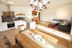 Appartement Deluxe, 2 chambres, accessible aux personnes à mobilité réduite (LM2) | Coin séjour | Télévision à écran plat