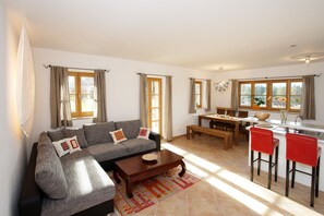 Deluxe-Apartment, 2 Schlafzimmer, barrierefrei (LM2) | Wohnbereich