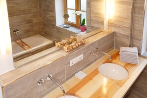 Deluxe Apartment, 2 Bedrooms, Accessible (LM2) | Bathroom | Separate tub and shower, free toiletries, hair dryer, bidet