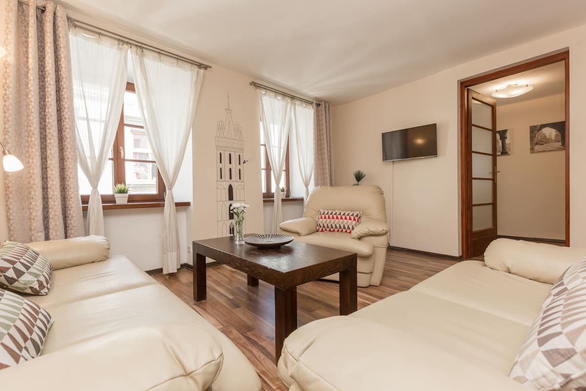 3-Room Apartment with Old Town View (Sw. Tomasza St.) #12 | 客厅 | 32-厘米LED 电视 (配备有线频道)、电视