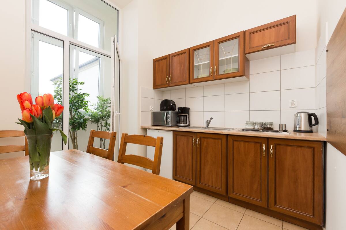 1-Bedroom Apartment #1 | 私人简易厨房 | 大冰箱、微波炉、炉灶、意式浓缩咖啡机