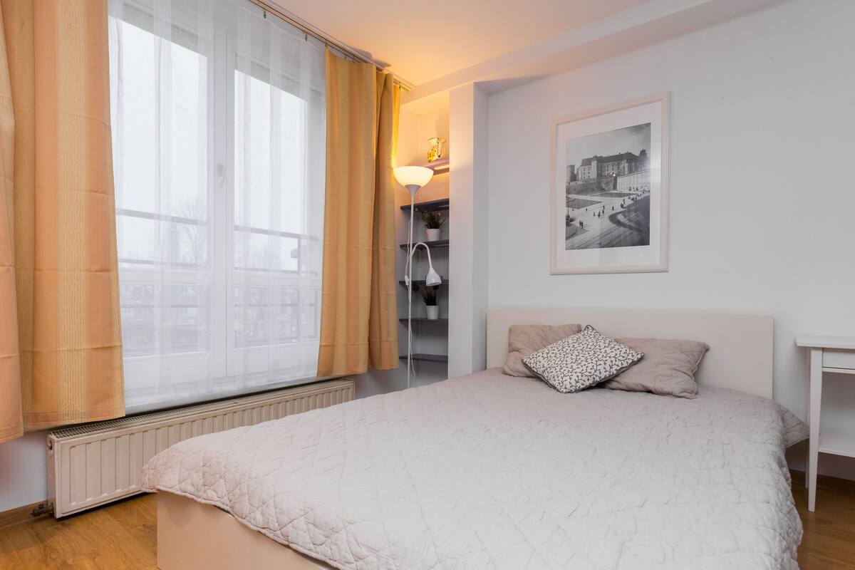 Modern Studio Apartment with Old Town View (Sarego St.) #28 | 特色装修、特色家居、笔记本电脑工作区、遮光窗帘