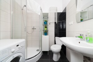 3-Bedroom Apartment with 2 Bathrooms #35 | Bilik Mandi | Pancuran mandi, pengering rambut, tuala disediakan, sabun 