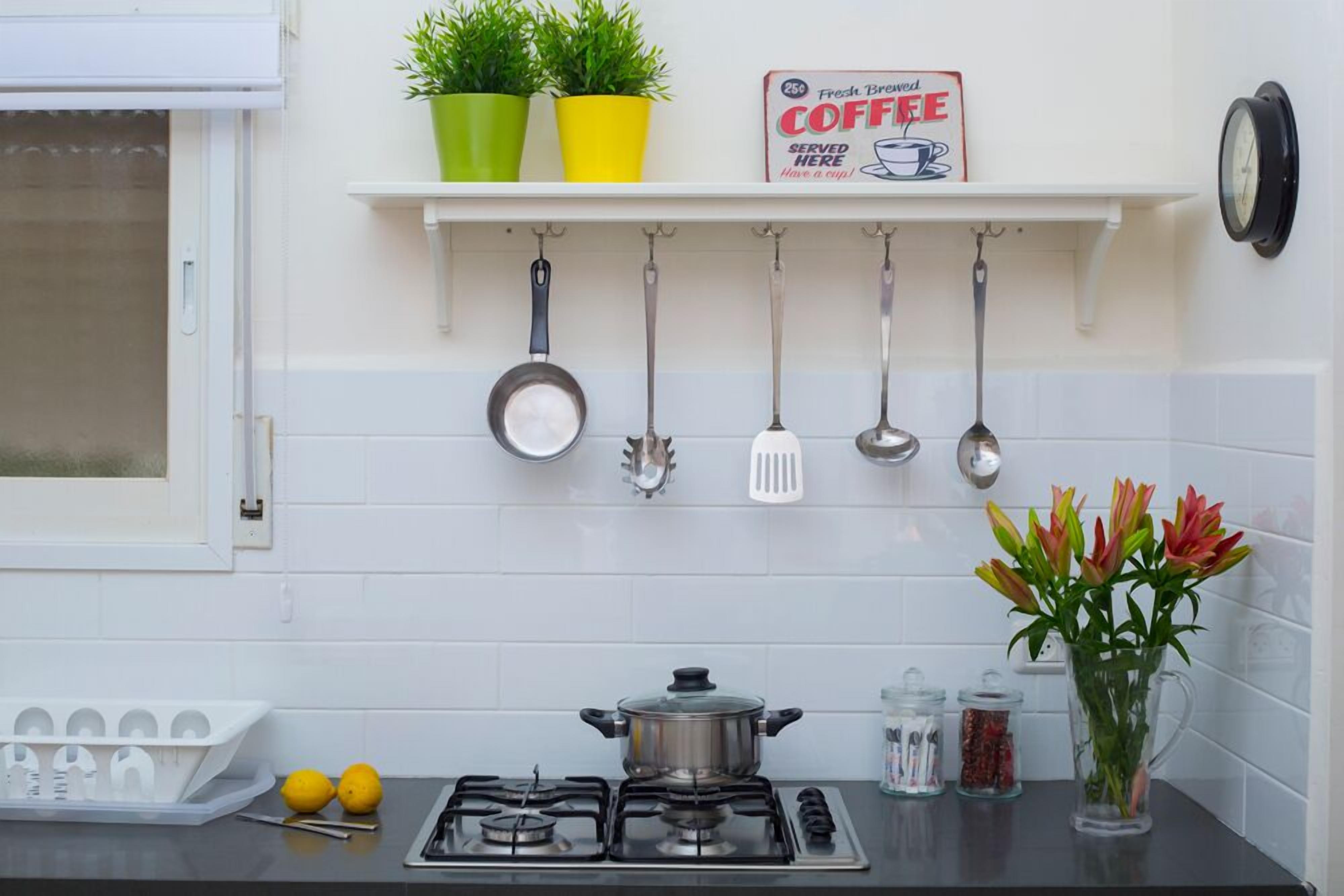 Deluxe Apartment, 2 Bedrooms | Private kitchen | Fridge, microwave, oven, stovetop