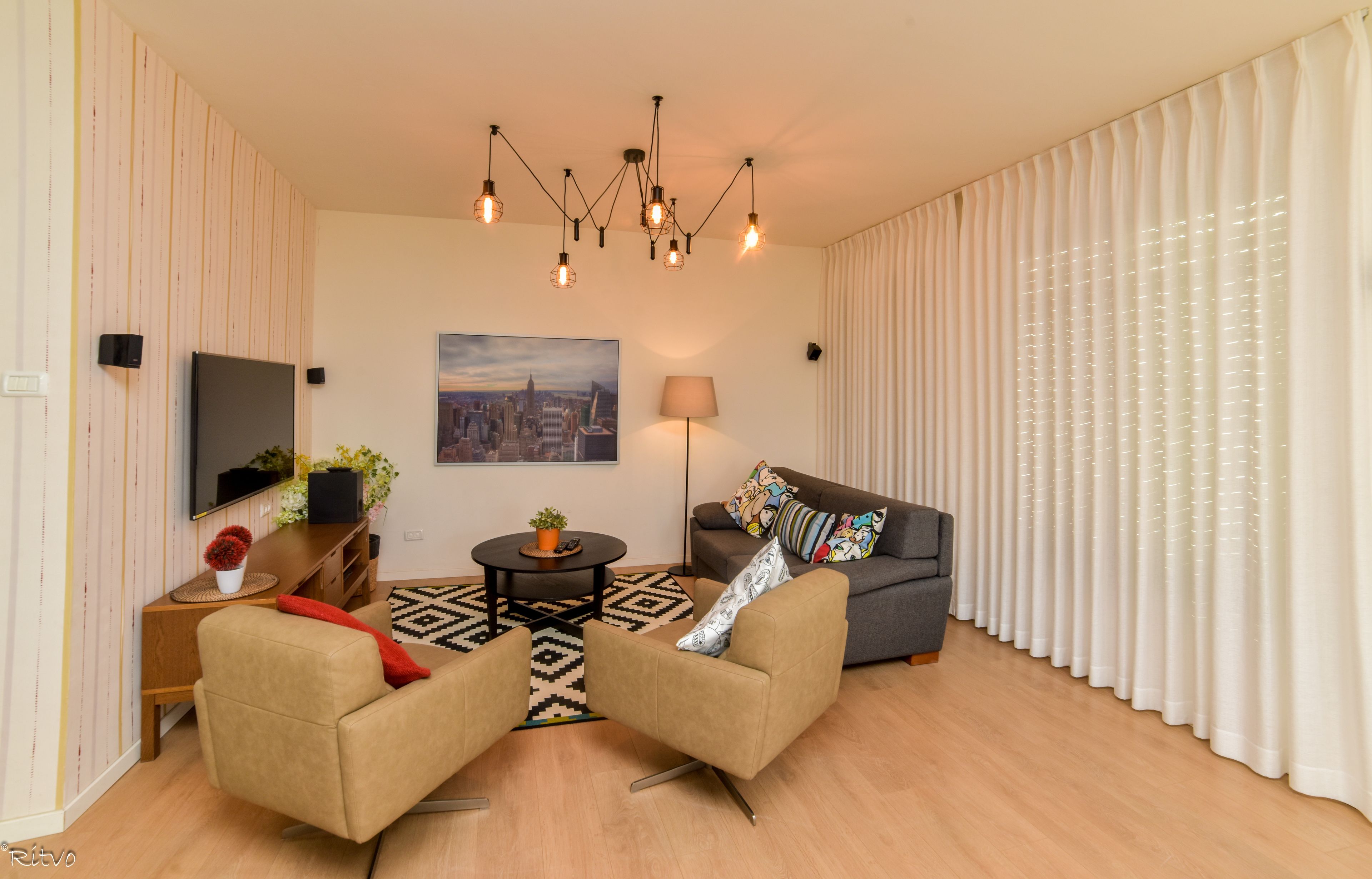 Apartemen Deluks, 2 kamar tidur | Area keluarga | Smart TV 55-inci dengan saluran TV kabel dan TV