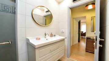 Căn hộ Deluxe, 2 phòng ngủ | Phòng tắm | Đồ dùng nhà tắm miễn phí, máy sấy tóc, khăn tắm