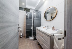 Deluxe Apartment, 2 Bedrooms | Bathroom | Free toiletries, hair dryer, towels - Sokolov 35 Boutique Apartment (Nahariya)