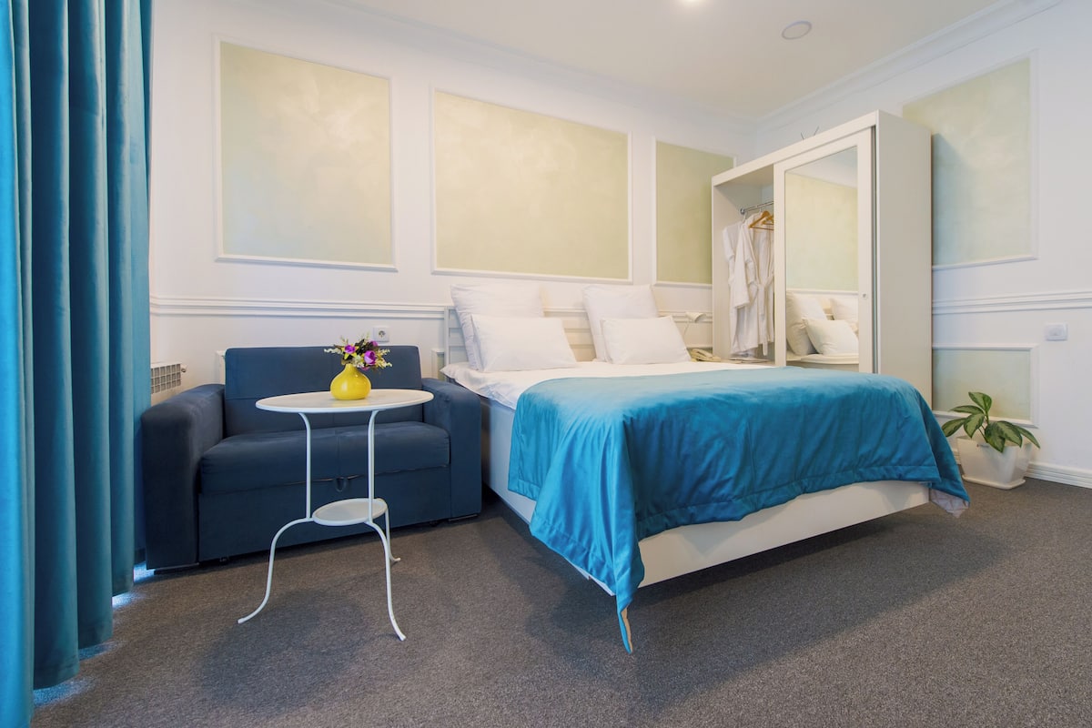 Deluxe tweepersoonskamer, balkon, gedeeltelijk uitzicht op zee | 1 slaapkamer, luxe beddengoed, een minibar, een kluis op de kamer