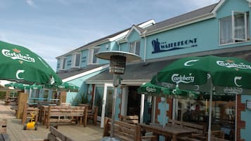 Melayani makan siang dan makan malam dengan sajian masakan Inggris