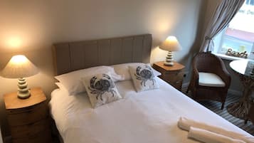 Quarto casal, 1 cama King | Roupas de cama premium, individualmente mobiliados, escrivaninha