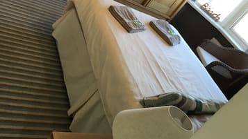 Suite Keluarga, 2 kamar tidur | Seprai premium, dilengkapi dengan perabotan berbeda-beda, dan meja kerja