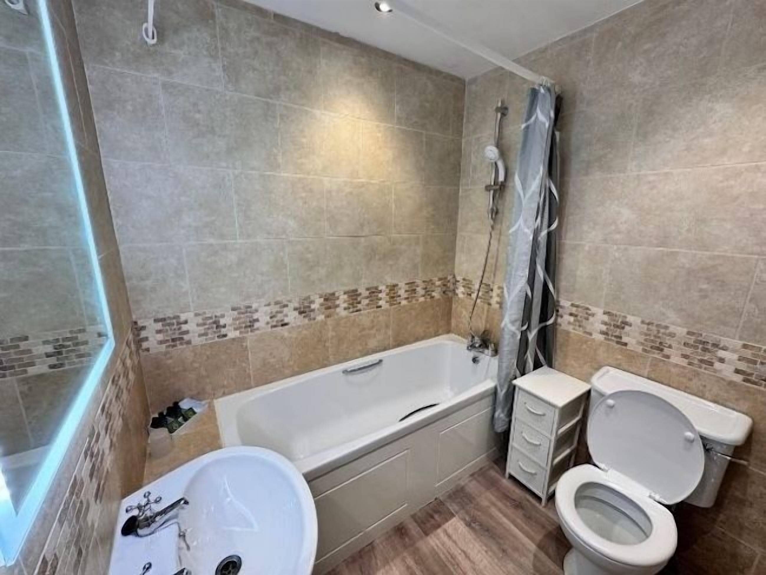 Une salle de bain avec une baignoire, des toilettes et un lavabo.