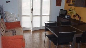 Appartement, 2 slaapkamers | Woonkamer | Een televisie