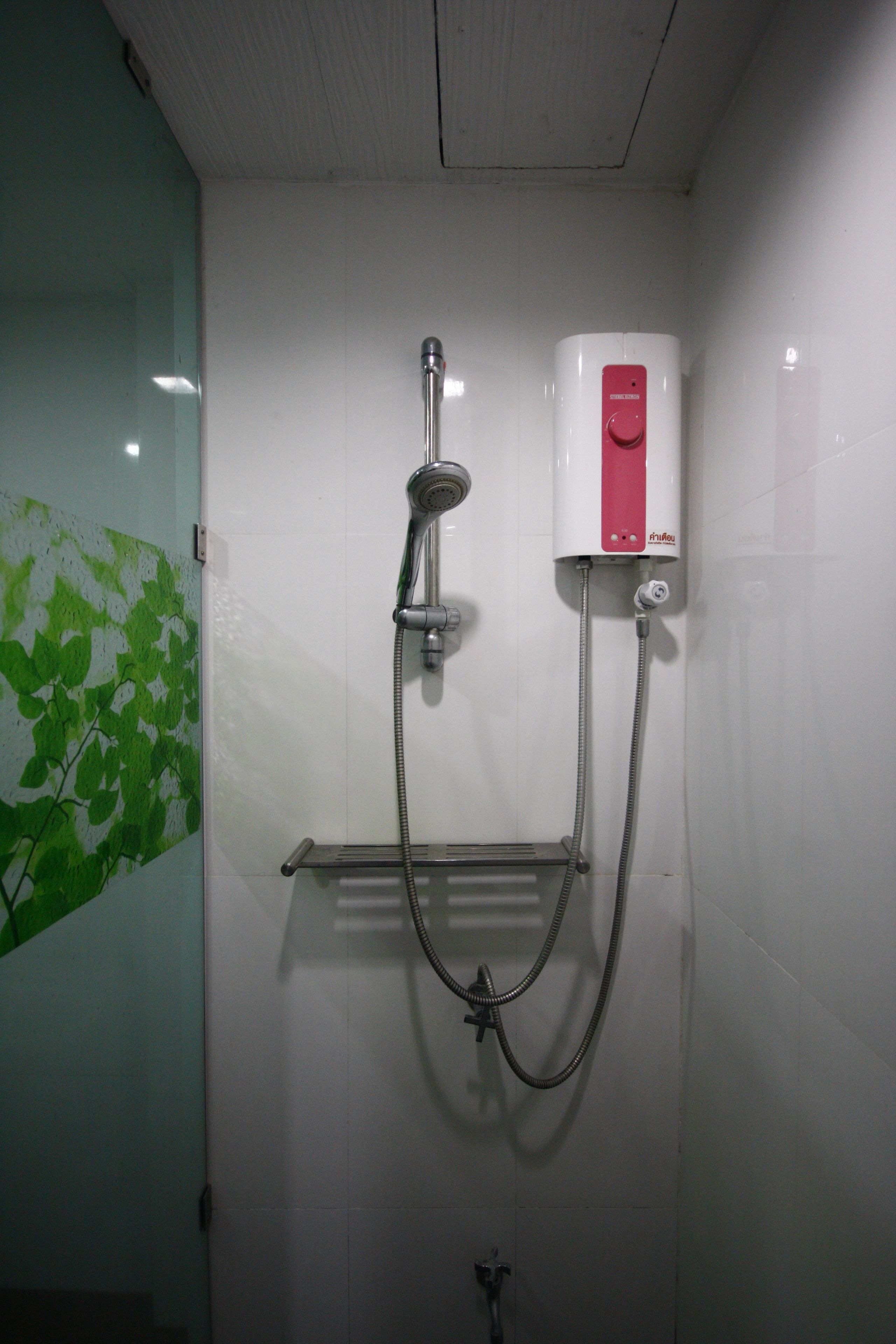 Standard Double Room | Bathroom shower