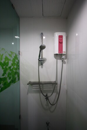 Standard Double Room | Bathroom shower - Suchada Palace (Thung Song)