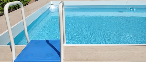 Una piscina al aire libre de temporada