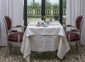 Se sirven cenas y cocina local