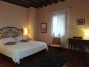 Superior Double Room | Minibar, in-room safe, desk, iron/ironing board - Locanda degli Ulivi (Arcugnano)