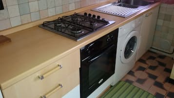 Apartment, 1 Bedroom | Private kitchenette | Fridge, stovetop, cookware/dishes/utensils