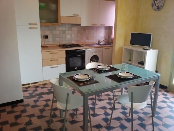 Appartement, 1 chambre | Cuisinette privée | Réfrigérateur, surface de cuisson, vaisselle et ustensiles