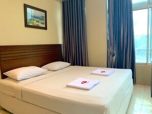 ファミリー ルーム | 高級寝具、低反発ベッド、デスク、遮光カーテン