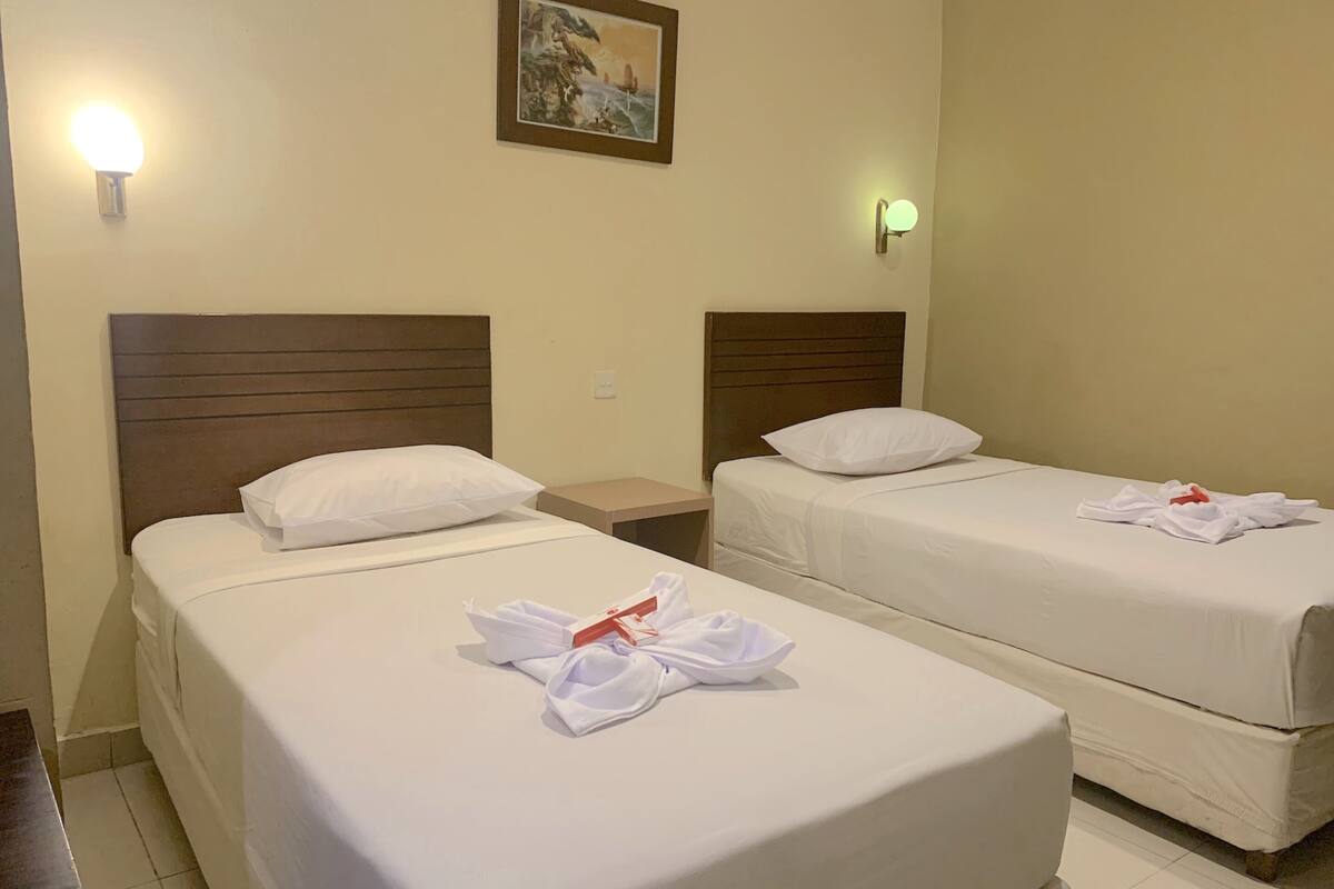 Superior Room | Peralatan tempat tidur premium, busa memori, meja