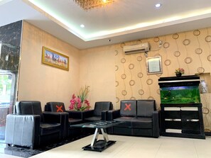 Lobby sitting area - Parma City Hotel (Pekanbaru)