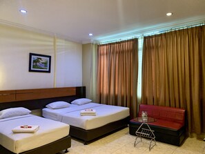 Habitación ejecutiva | Ropa de cama de alta calidad, camas con efecto memoria y escritorio 