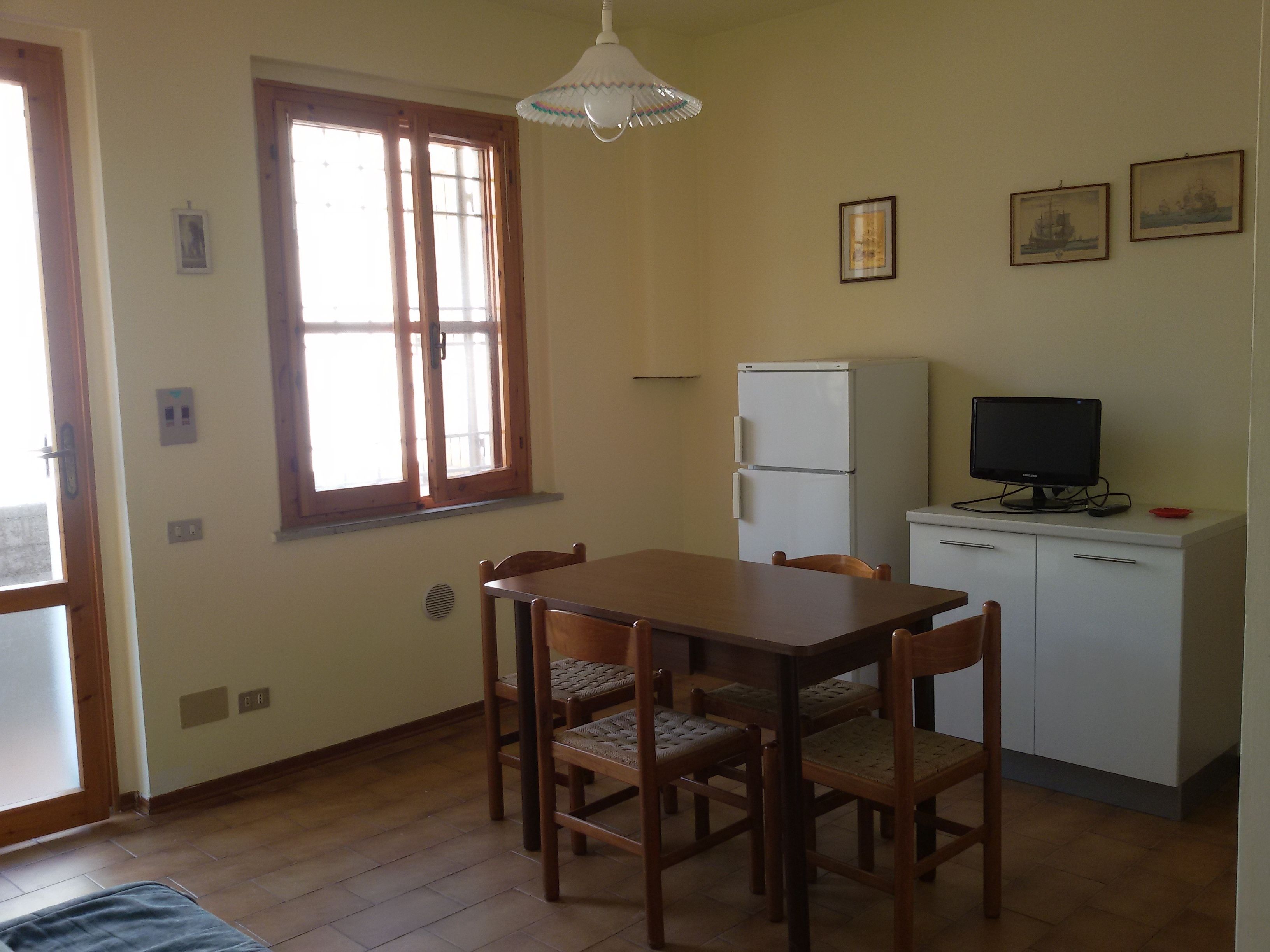 Fridge, oven, stovetop, cookware/dishes/utensils