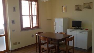 Fridge, oven, stovetop, cookware/dishes/utensils