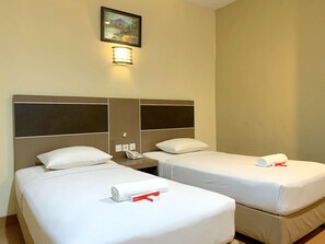 Superior-Zimmer | Hochwertige Bettwaren, Betten mit Memory-Foam-Matratzen, Schreibtisch