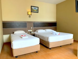 Habitación familiar | Ropa de cama de alta calidad, camas con efecto memoria y escritorio 