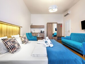 Appartement, 1 très grand lit et 1 canapé-lit, salle de bains privée