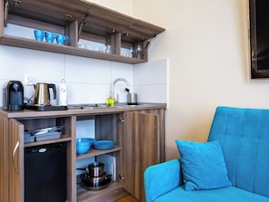 Mini réfrigérateur, plaque de cuisson, cafetière/bouilloire