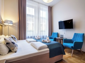 Zimmer, 1 King-Bett, eigenes Bad | Wohnbereich | Flachbildfernseher