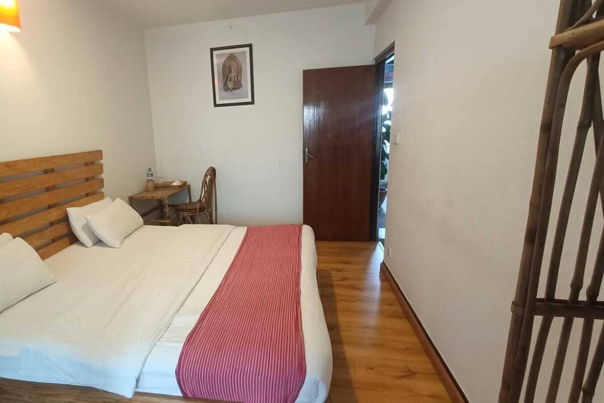 Habitación estándar con 1 cama doble o 2 individuales, 1 habitación, baño privado | Escritorio, tabla de planchar con plancha, wifi gratis y ropa de cama