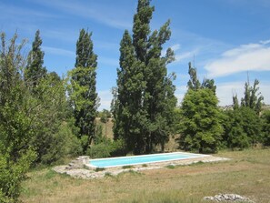 Piscine extérieure (ouverte en saison), parasols de plage
