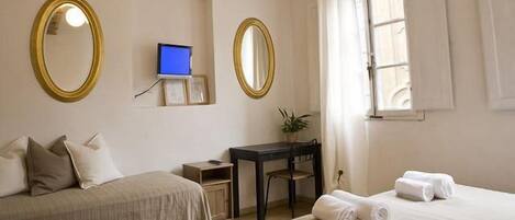 Triple Room | Desk, laptop workspace, free WiFi