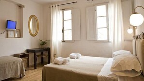 三人房 | 办公桌、笔记本电脑工作区、免费 WiFi