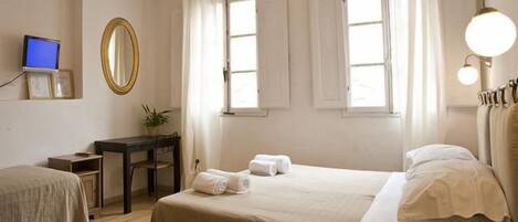 Dreibettzimmer | Schreibtisch, laptopgeeigneter Arbeitsplatz, kostenloses WLAN