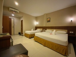 Family Room | Desk, blackout curtains, free WiFi, bed sheets - Parma Paus Hotel (Pekanbaru)