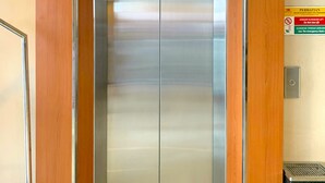 Un ascenseur doté d’un écran numérique indiquant le numéro de l’étage.
