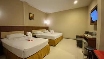 Habitación familiar | Escritorio, cortinas opacas, wifi gratis y ropa de cama