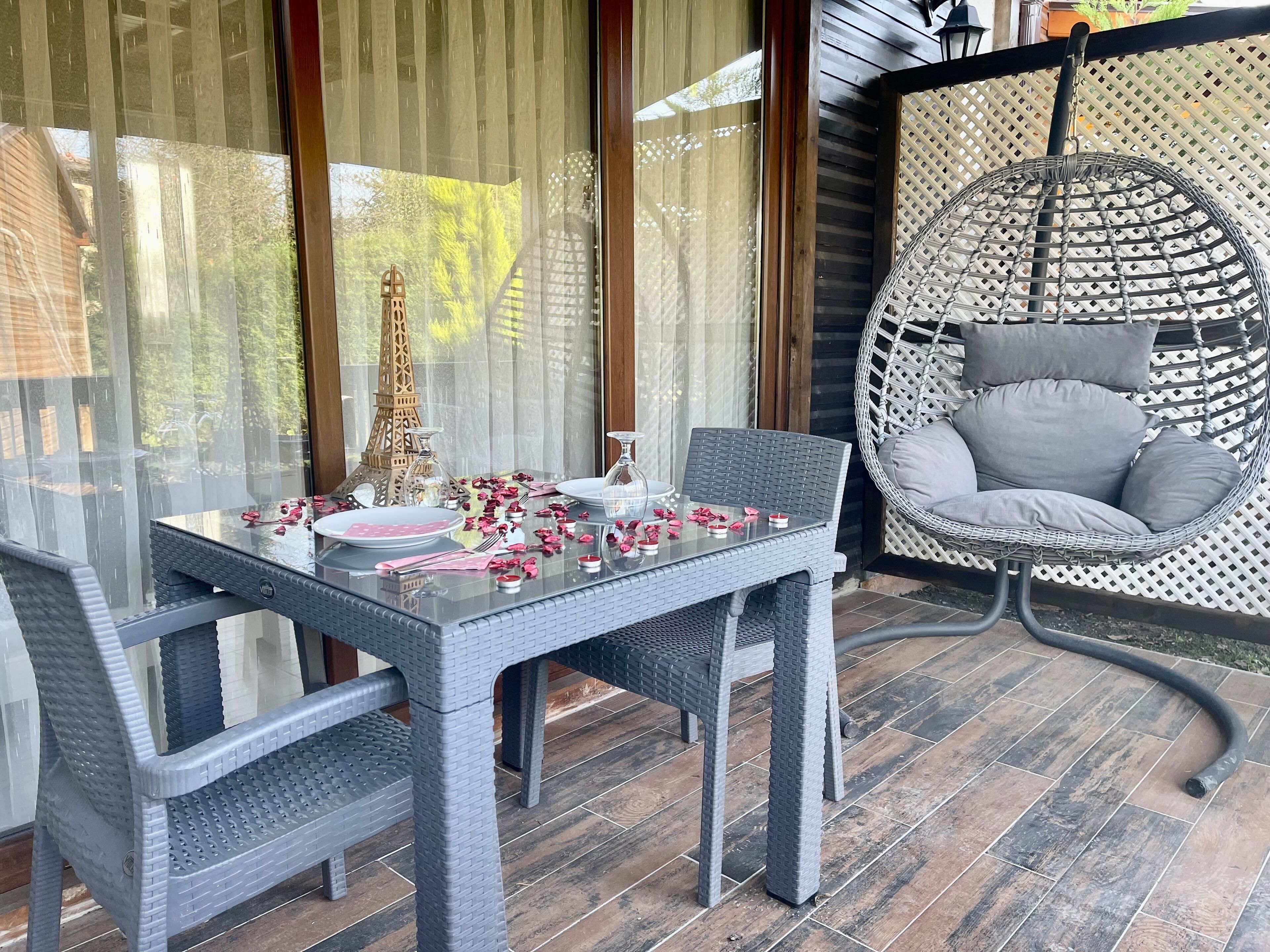 double room | living area | flat-screen tv