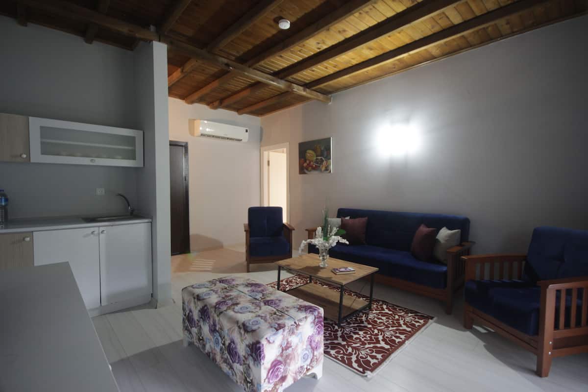 suite, 2 bedrooms | living area | flat-screen tv