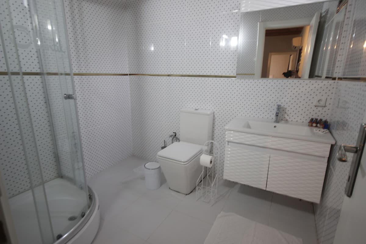 suite, 2 bedrooms | bathroom | shower, free toiletries, hair dryer, slippers