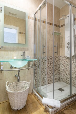 Bathroom - HA San Mateo Suites (Madrid)
